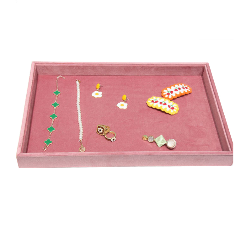 Roze fluwelen sieraden display - Jewelry And Watches Stores recensie en prijs